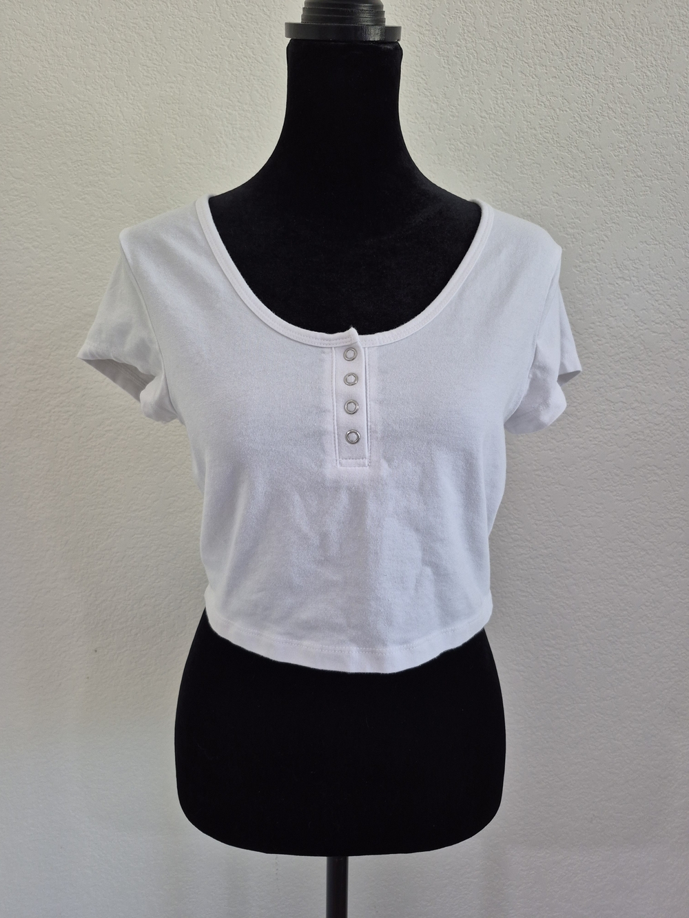 No Boundaries Women’s White Snap-Button Cropped Tee